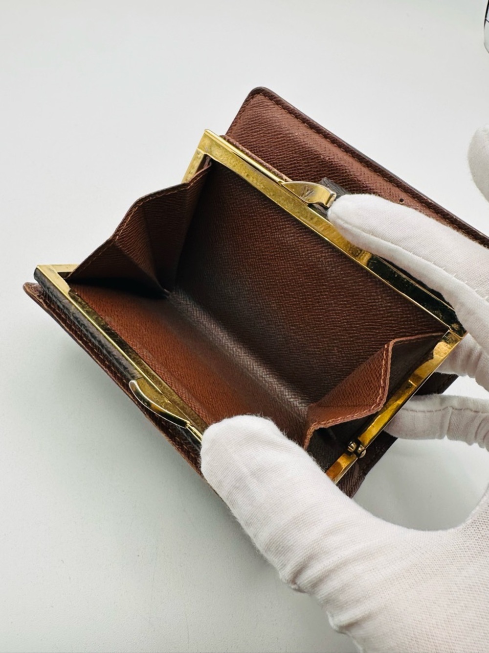 Louis Vuitton Kisslock Wallet - Picture 15 of 16